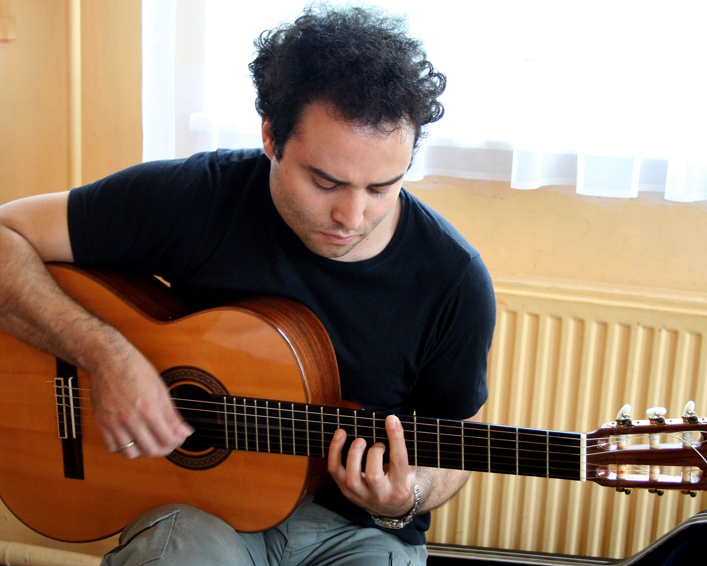 Carlos Ramirez gra na gitarze klasycznej